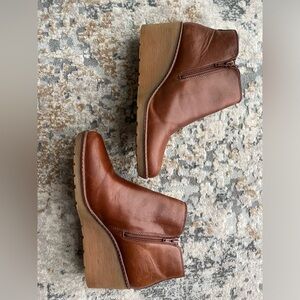 Wedge Clark’s tan leather boots